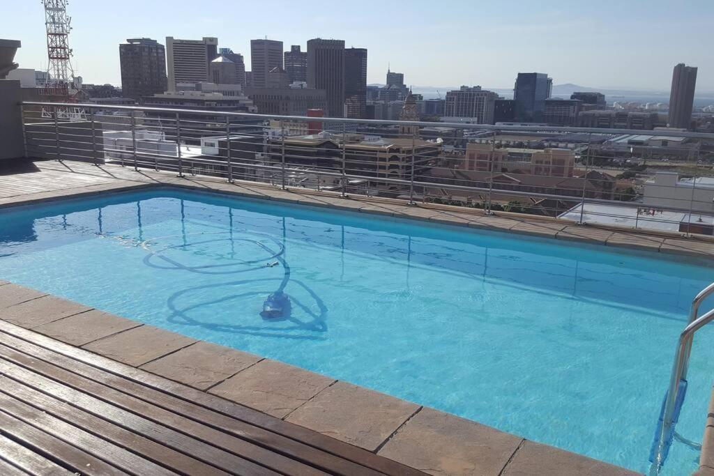 Apartamento Four Seasons 818- Spacious Cbd Studio - Onsite Parking, Gym & Rooftop Pool Ciudad del Cabo Exterior foto